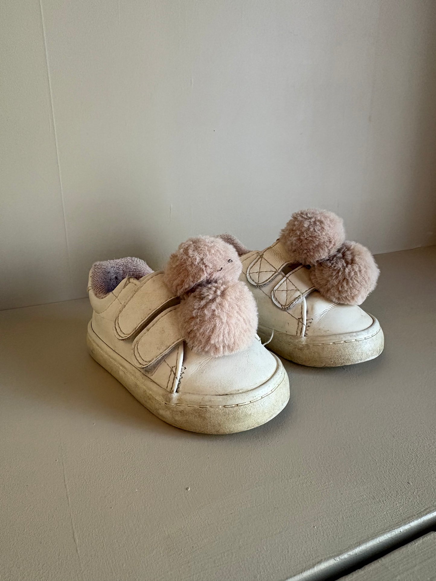 Skor vita med rosa bollar stl 18/19 - H&M