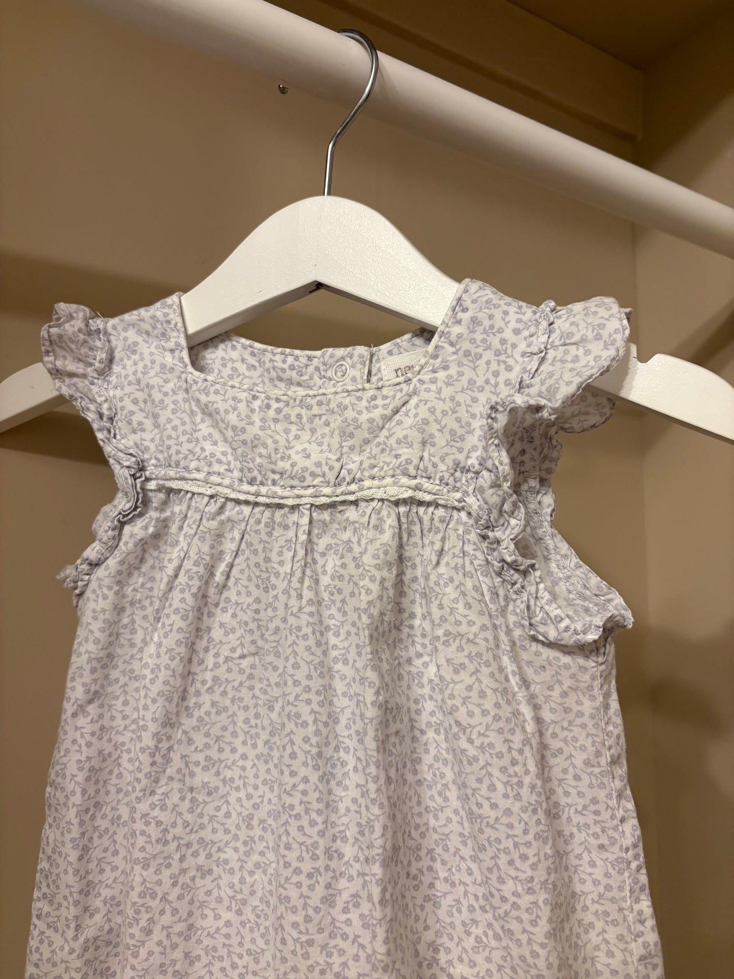 Jumpsuit vit med blommor stl 68 (4-6 mån) - Newbie