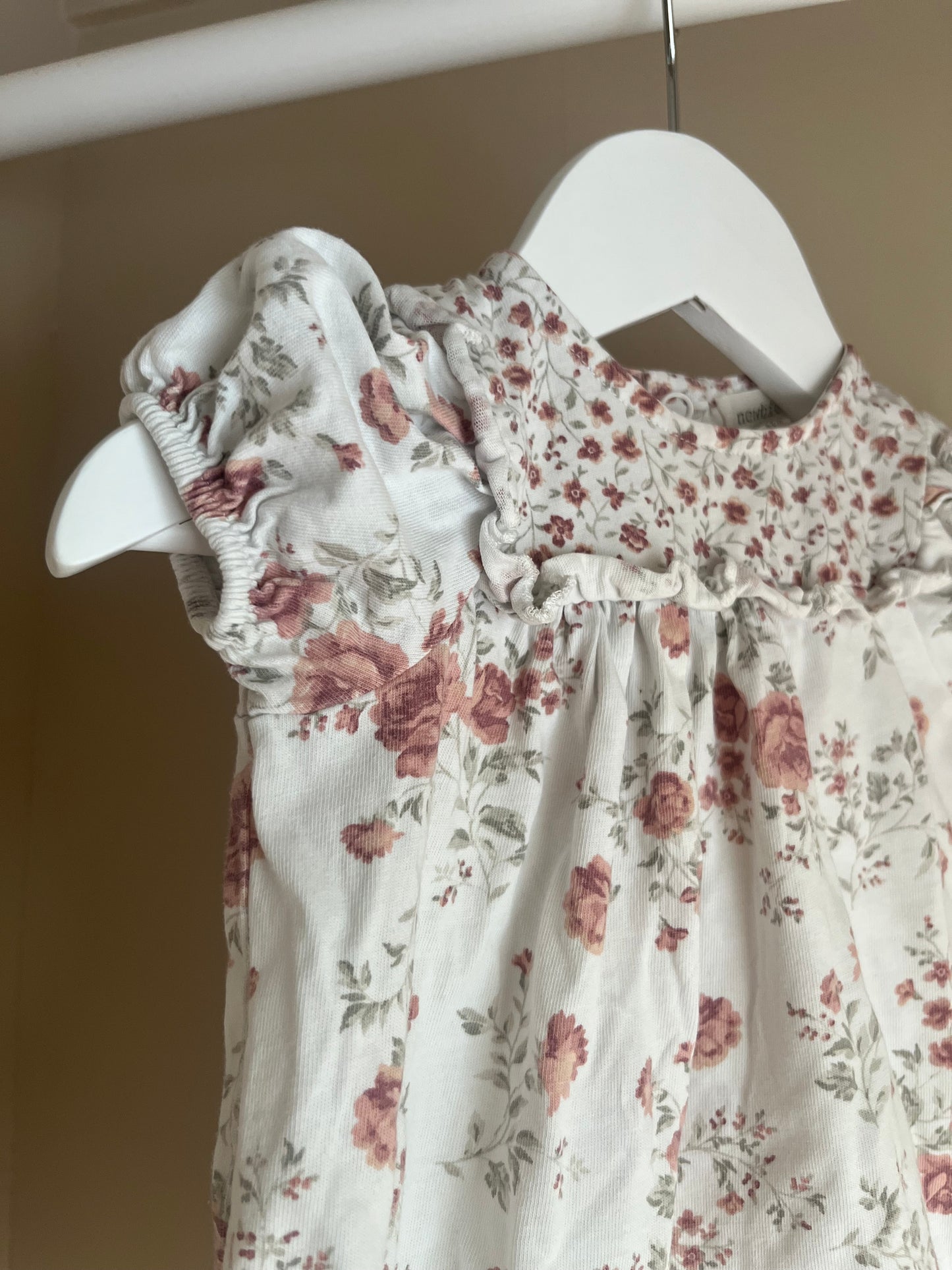 Klänning vit med blommigt mönster  stl 68 (4-6 mån) - Newbie