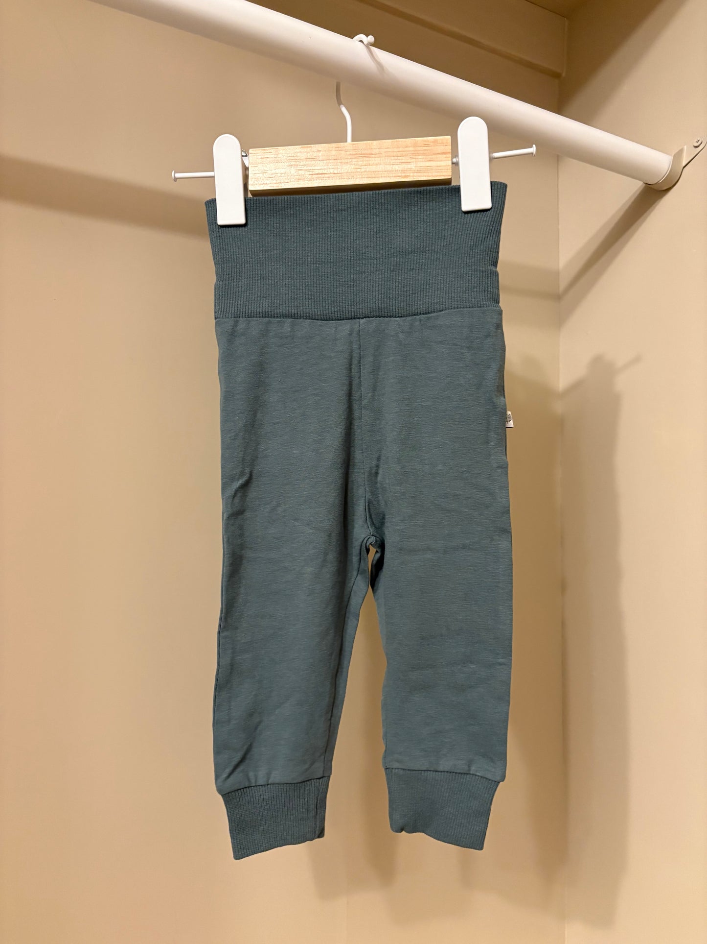 Byxor basic grön stl 60 (2-4 mån) - BeBe