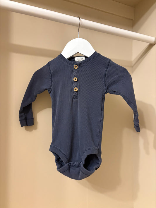 Body blå med knappar - newbie