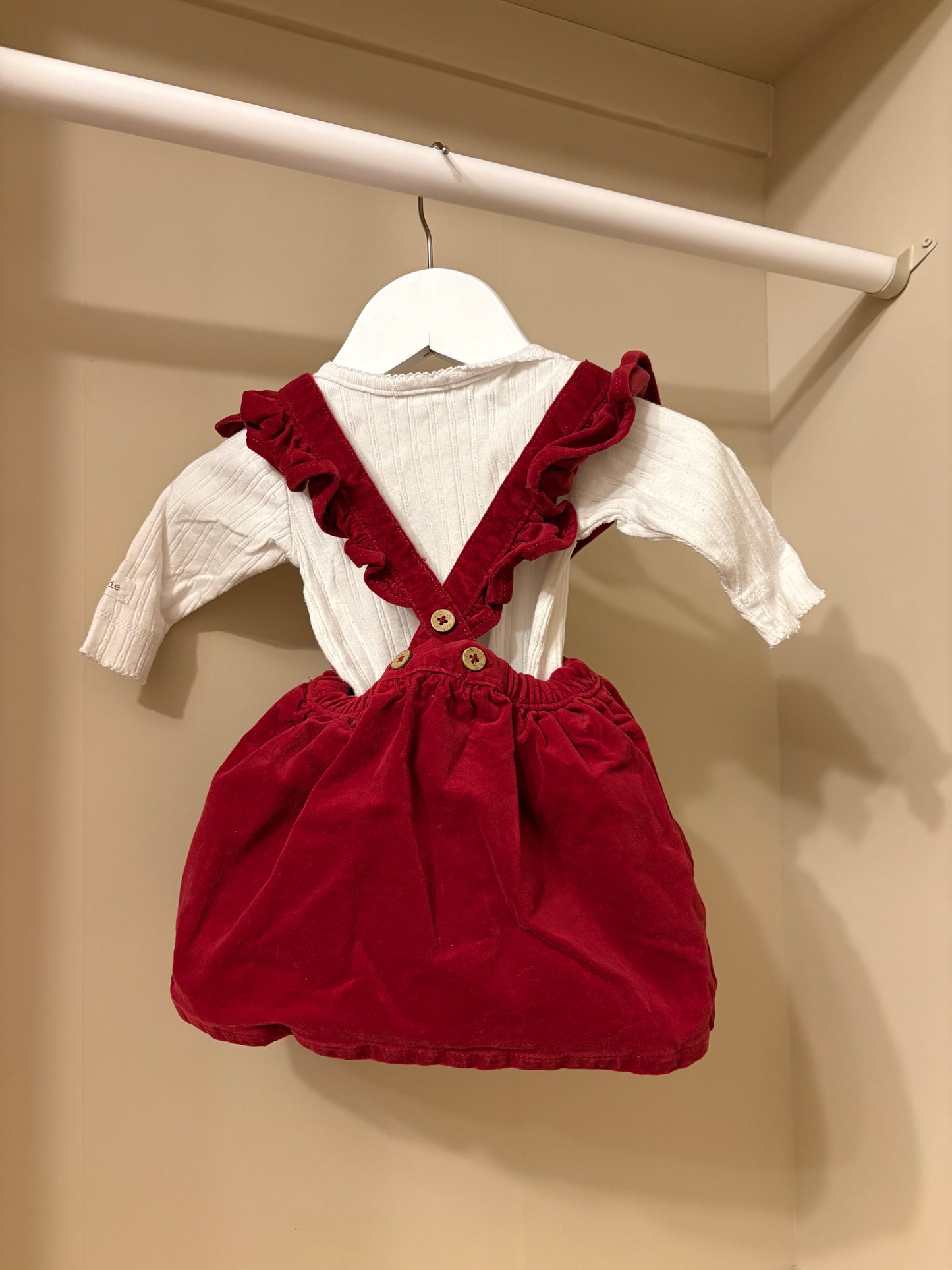 Hängselklänning röd stl 56 (1-2 mån) - Newbie