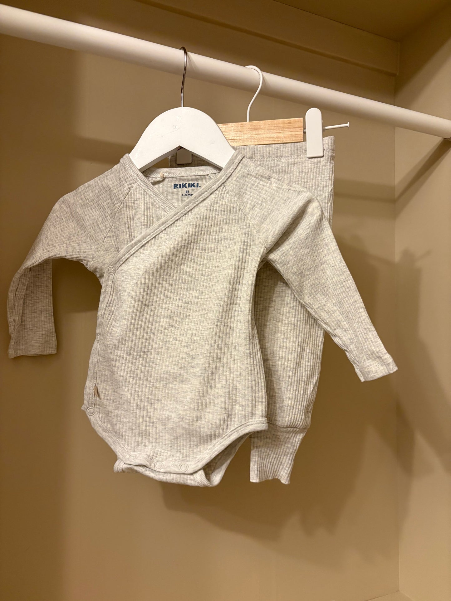 Set grått basic ribbat stl 68 (4-6 mån) - Rikiki