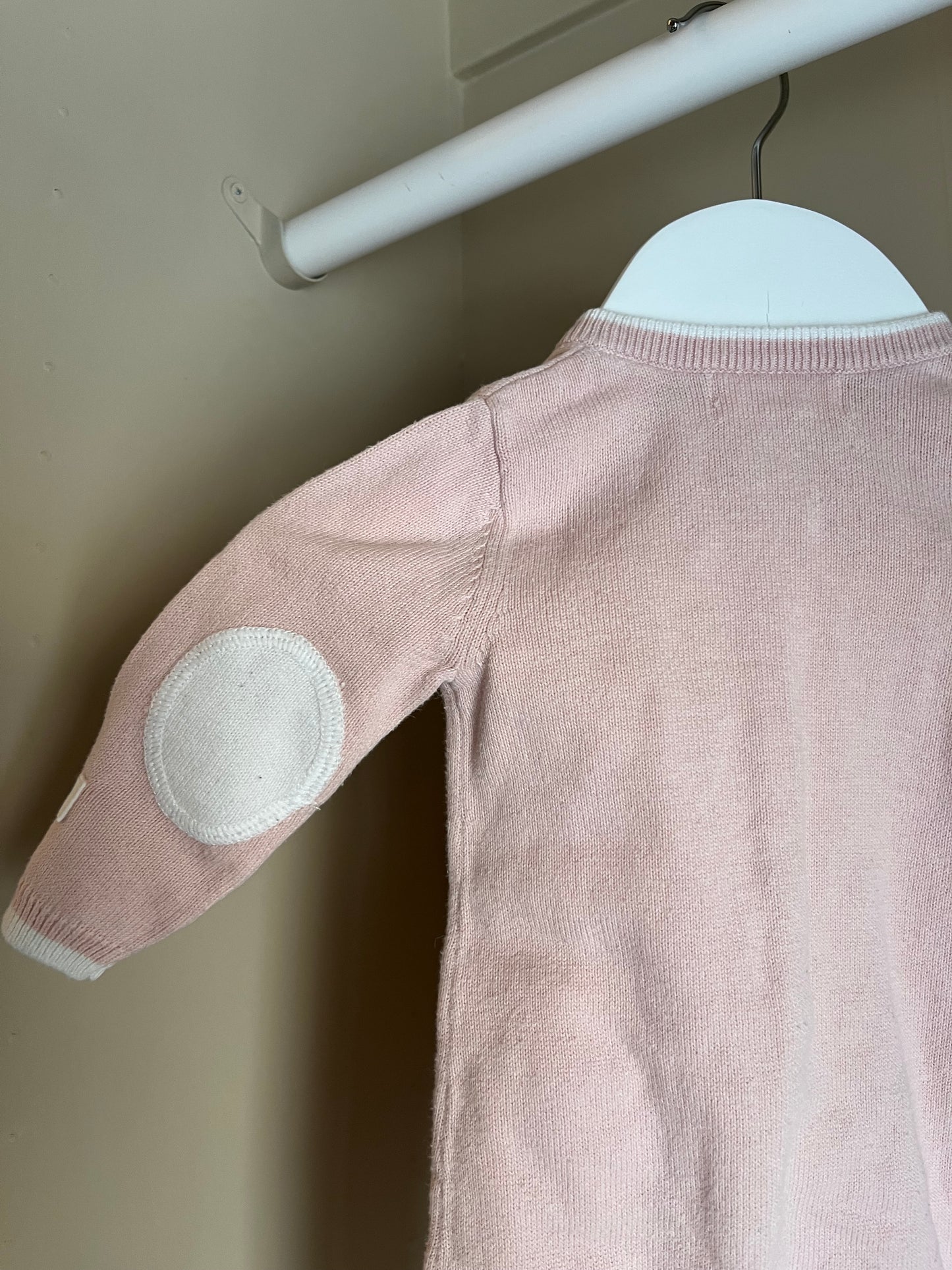 Stickad jumpsuit stl 56 (1-2 mån)