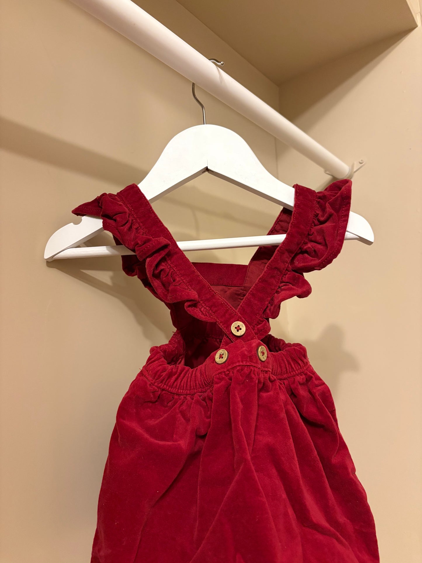 Hängselklänning röd stl 56 (1-2 mån) - Newbie