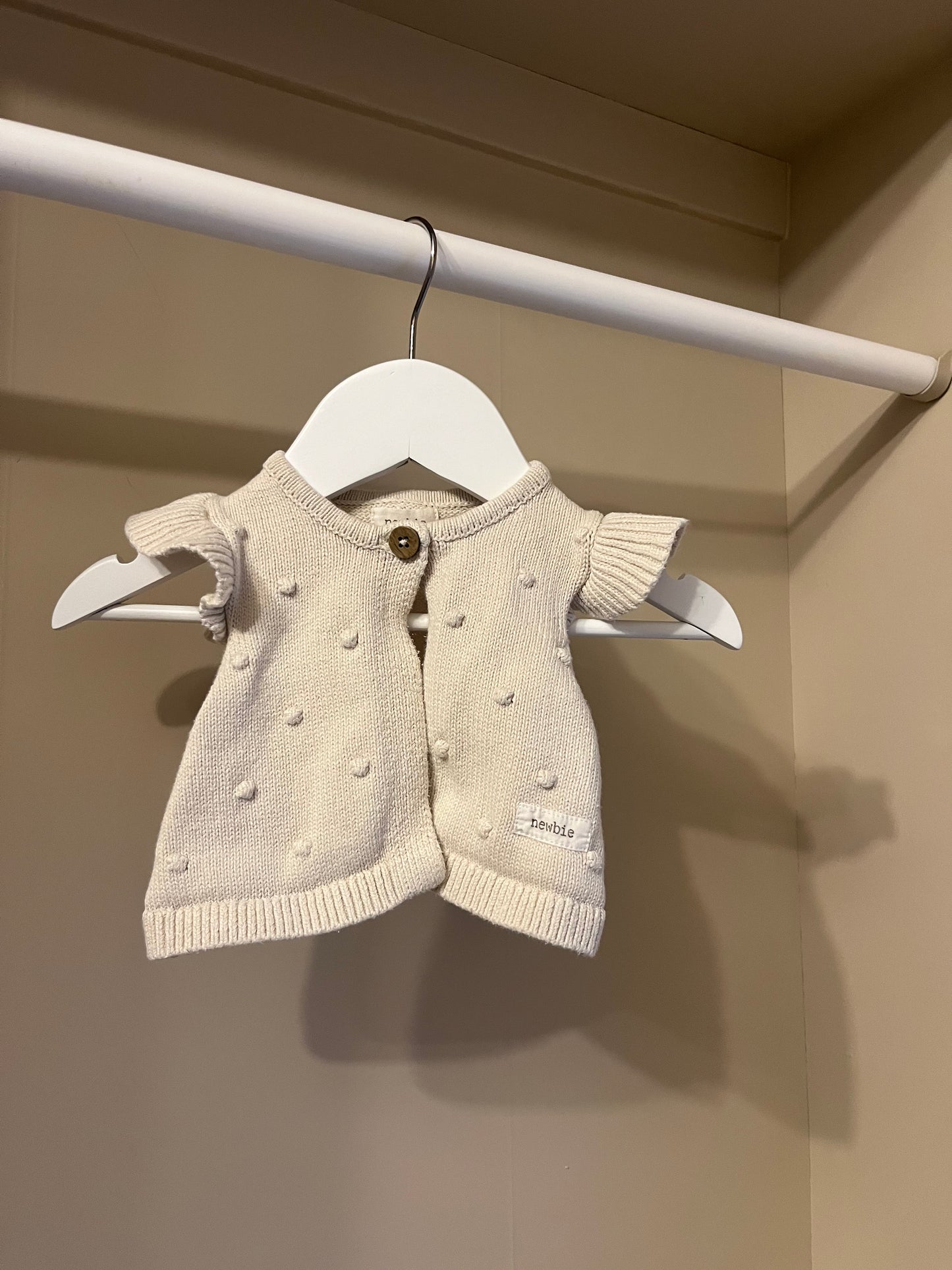 Stickad väst krämvit stl 62 (2-4 mån) - Newbie
