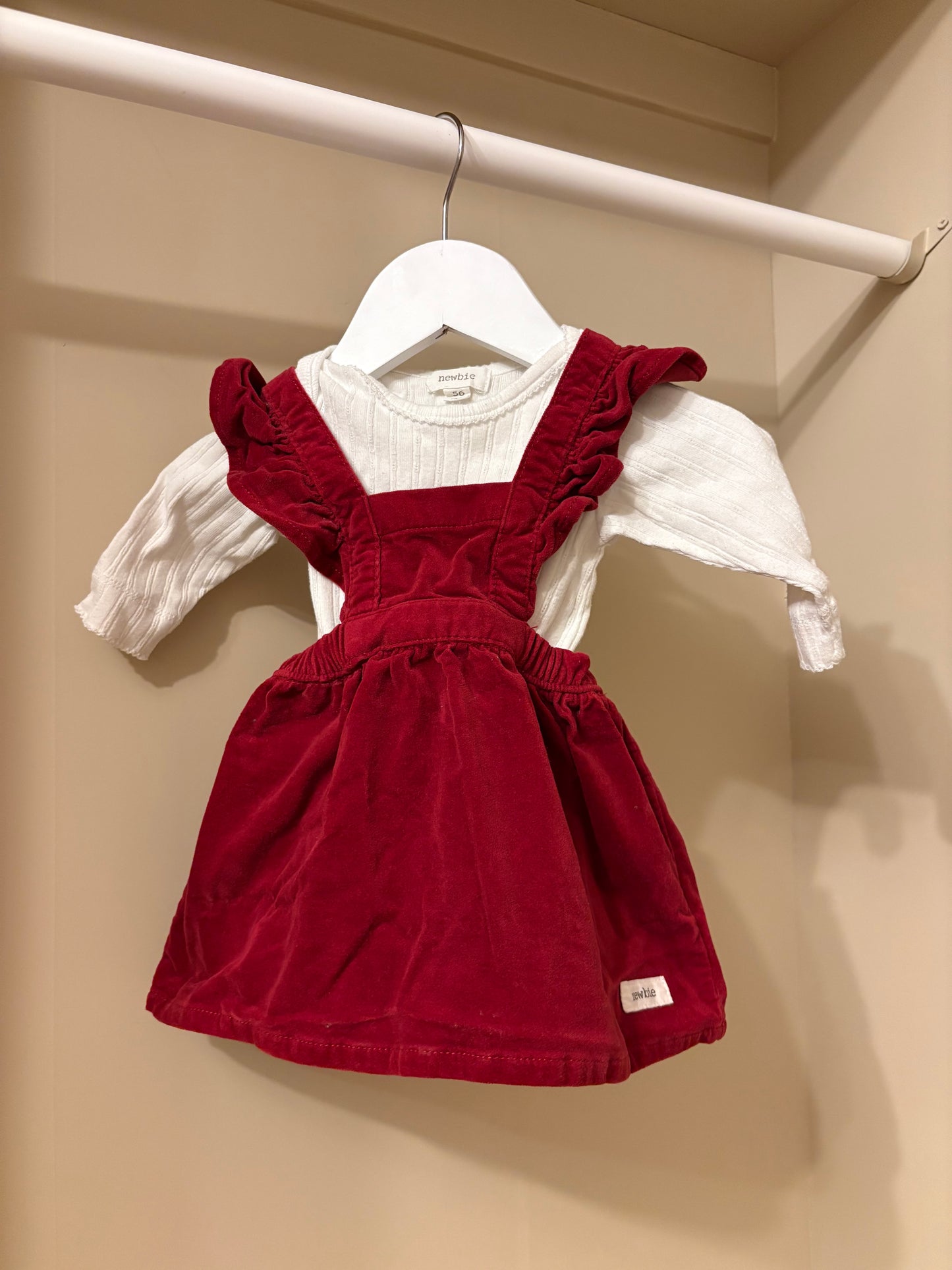 Hängselklänning röd stl 56 (1-2 mån) - Newbie