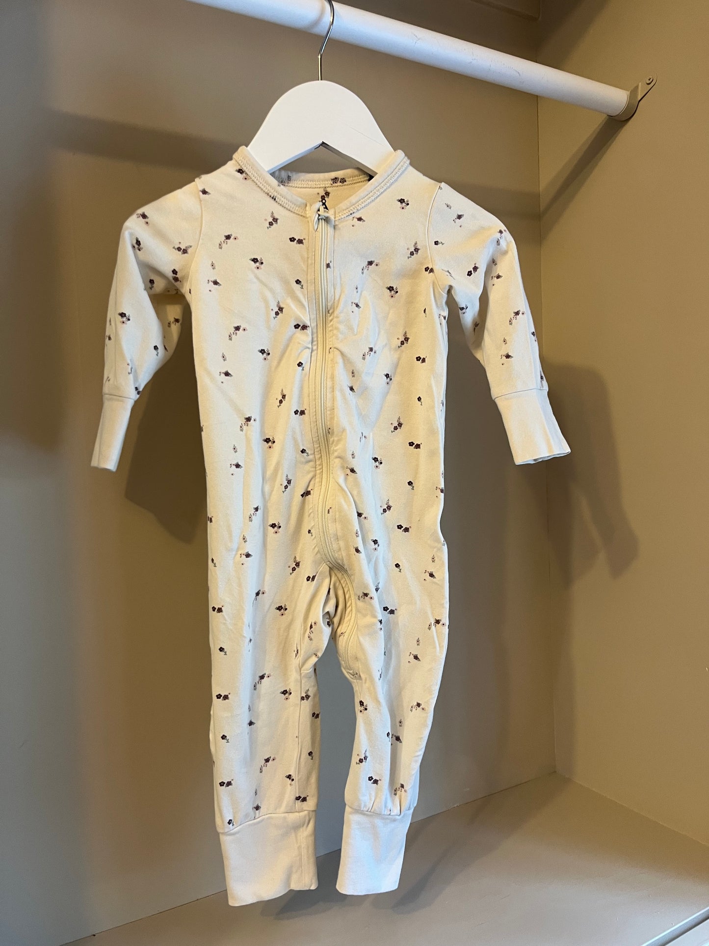 Pyjamas vit med blommor stl 68 (4-6 mån) - Åhléns