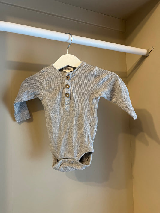 Body grå ribbad stl 62 (2-4 mån) - Newbie