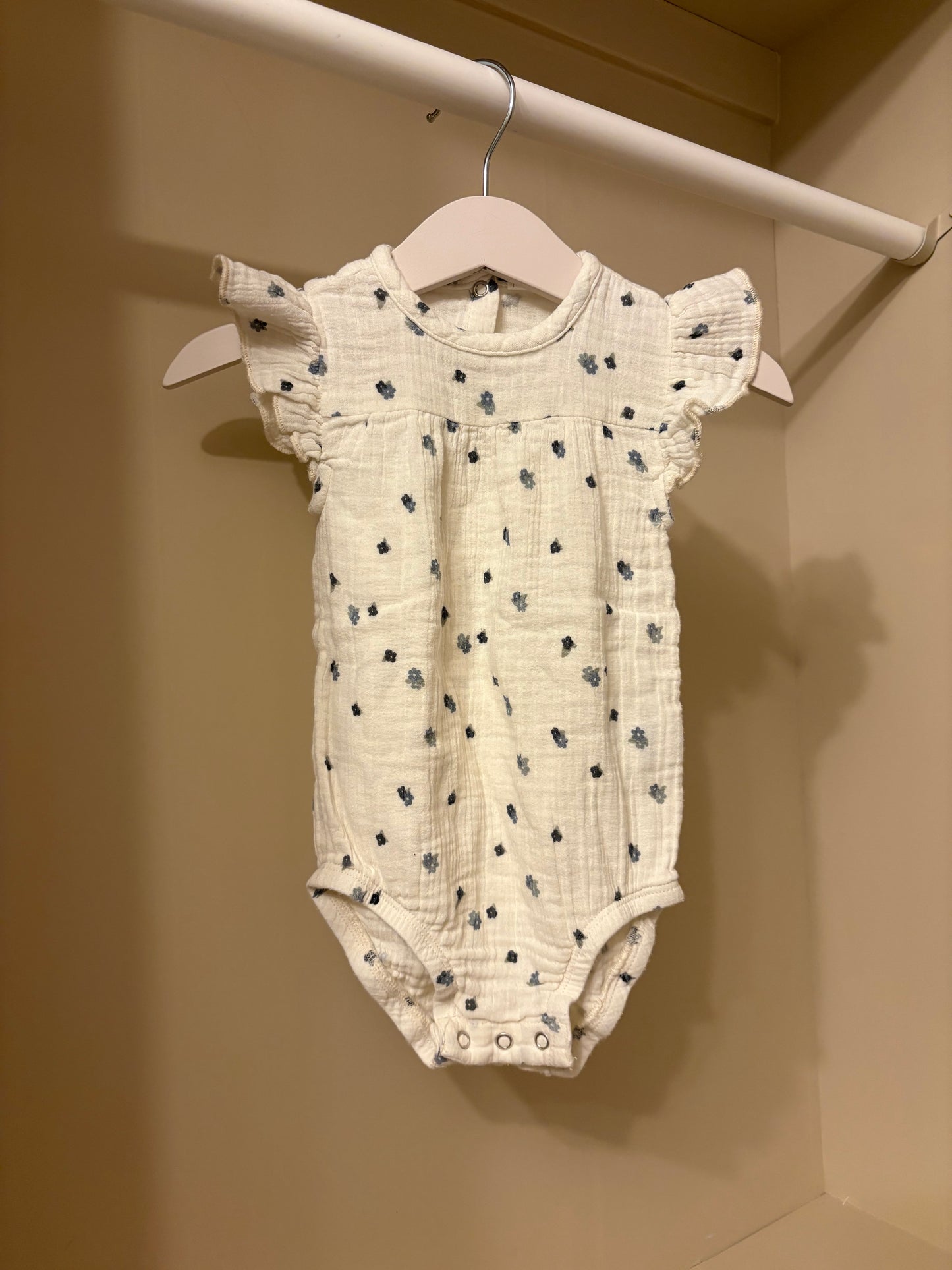 Body vit med blå blommor stl 68 (4-6 mån) - Rikiki